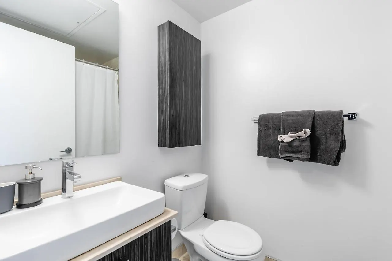 Stylish 1Br Condo - Cn Tower View, Entertainment District-Downtown Toronto 0*,